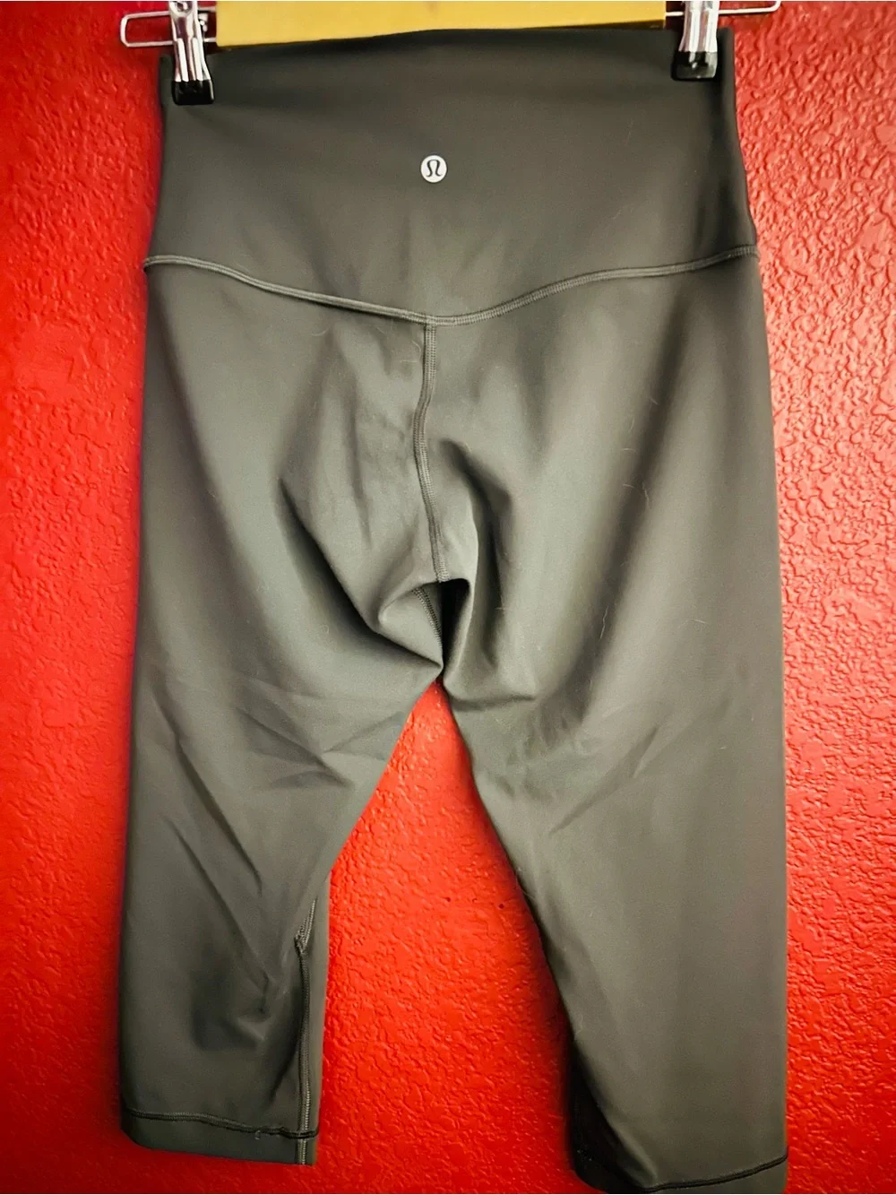 Lululemon High-Waist Performance Capri Leggings - Olive Green Women’s size 6